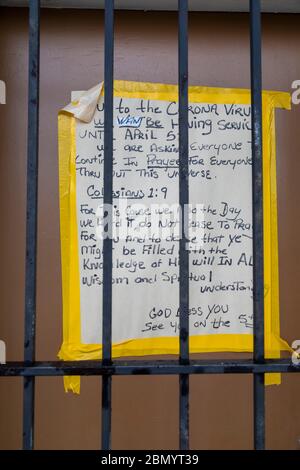 Detroit, Michigan - EIN Schild an der Tür der Macher der Word Ministries, eine kleine Kirche in einem Low-Income-Nachbarschaft, kündigt an, dass Dienstleistungen c Stockfoto