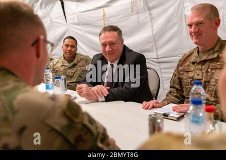 Sekretär Pompeo besucht den Prince Sultan Air Base und trifft sich mit Mitgliedern des US-Dienstes Außenminister Michael R. Pompeo besucht den Prince Sultan Air Base und trifft sich mit Mitgliedern des US-Dienstes in Saudi-Arabien am 20. Februar 2020. Stockfoto