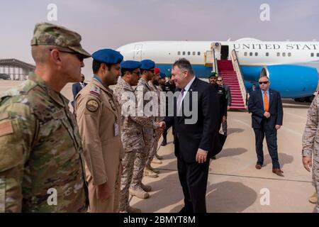 Sekretär Pompeo besucht den Prince Sultan Air Base und trifft sich mit Mitgliedern des US-Dienstes Außenminister Michael R. Pompeo besucht den Prince Sultan Air Base und trifft sich mit Mitgliedern des US-Dienstes in Saudi-Arabien am 20. Februar 2020. Stockfoto