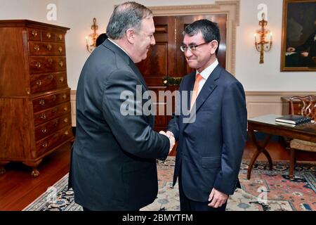 Minister Pompeo trifft sich mit japanischem Außenminister Kono Außenminister Mike Pompeo begrüßt japanischen Außenminister Taro Kono vor ihrem Treffen im Außenministerium, Washington, 6. Juni 2018. Stockfoto