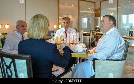 Sekretär Pompeo beim Arbeitsfrühstück mit Senior Advisors in Singapur US-Außenminister Mike Pompeo nimmt an einem Arbeitsfrühstück mit Senior Advisors Botschafter Sung Kim, Botschafter Michael McKinley und der stellvertretenden Staatssekretärin und Sprecherin des Departments Heather Nauert in Singapur Teil, 11. Juni 2018. Stockfoto