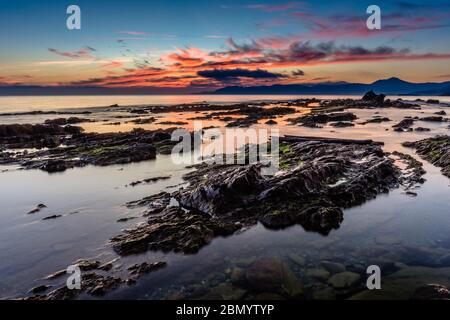 Entspannender Sonnenaufgang am Mittelmeer Stockfoto