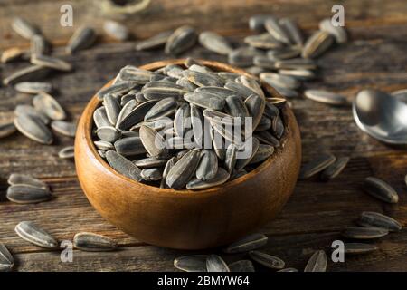 Rohe Bio Sonnenblume Seedsd in einer Schüssel bereit zu essen Stockfoto
