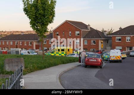 Cork, Irland. Mai 2020. Messer in Glenfields Ballyvolane, Cork City. BITTE NICHT MEINEN NAMEN ANHÄNGEN, WENN GARDA und Ambulance am Ort eines angeblichen Stichs im Ballyvolane-Gebiet VERÖFFENTLICHT wurden. Zeugen sagen, dass ein Mädchen verletzt wurde und auf dem Weg ins Krankenhaus ist, während ihr Angreifer vom Tatort lief. Quelle: Alamy Live News Stockfoto