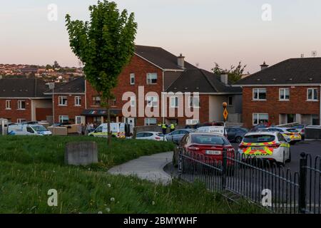 Cork, Irland. Mai 2020. Messer in Glenfields Ballyvolane, Cork City. BITTE NICHT MEINEN NAMEN ANHÄNGEN, WENN GARDA und Ambulance am Ort eines angeblichen Stichs im Ballyvolane-Gebiet VERÖFFENTLICHT wurden. Zeugen sagen, dass ein Mädchen verletzt wurde und auf dem Weg ins Krankenhaus ist, während ihr Angreifer vom Tatort lief. Quelle: Alamy Live News Stockfoto