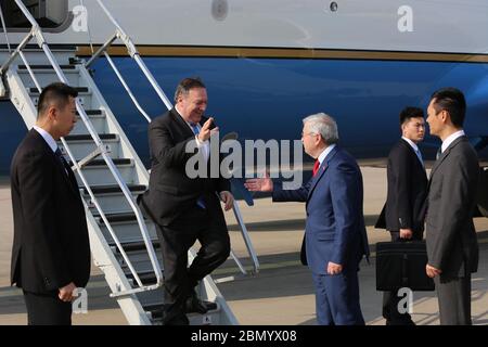 Sekretär Pompeo wird bei Ankunft in Peking von Botschafter Branstad begrüßt US-Außenminister Mike Pompeo wird bei seiner Ankunft in Peking am 14. Juni 2018 vom US-Botschafter in China Terry Branstad begrüßt. Stockfoto