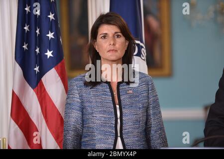 Botschafter Haley hört zu, wie Minister Pompeo der Presse Bemerkungen über den UN-Menschenrechtsrat überbringt US-Außenminister Mike Pompeo und der Ständige Vertreter der USA bei den Vereinten Nationen Nikki Haley halten Bemerkungen an die Presse über den UN-Menschenrechtsrat, Am 19. Juni 2018 im US-Außenministerium in Washington, D.C. Stockfoto