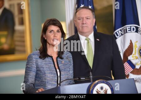 Botschafter Haley hält Presseäußerungen zum UN-Menschenrechtsrat US-Außenminister Mike Pompeo und der Ständige Vertreter der USA bei den Vereinten Nationen Nikki Haley halten Presseäußerungen zum UN-Menschenrechtsrat im US-Außenministerium in Washington, D.C. ab. Am 19. Juni 2018. Stockfoto