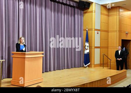 Staatssekretär Thompson hält Bemerkungen auf der NVV-Depositarkonferenz der Staatssekretär für Rüstungskontrolle und internationale Sicherheit Andrea Thompson hält Bemerkungen auf der NVV-Depositarkonferenz zum 50. Jahrestag der Eröffnung des Vertrags über die Nichtverbreitung von Kernwaffen im Außenministerium. Stockfoto