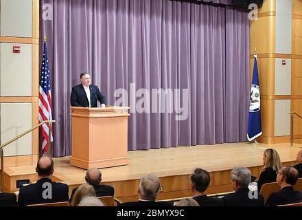 Sekretär Pompeo hält Bemerkungen auf der NVV-Depositarkonferenz Sekretär Michael R. Pompeo hält Bemerkungen auf der NVV-Depositarkonferenz zum 50. Jahrestag der Eröffnung der Unterzeichnung des Vertrags über die Nichtverbreitung von Kernwaffen im Außenministerium. Stockfoto