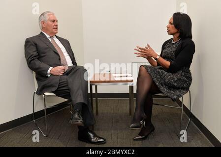 Minister Tillerson trifft sich vor seiner Rede an der Stanford University mit dem ehemaligen Außenminister Rice der US-Außenminister Rex Tillerson und die ehemalige US-Außenministerin Condoleezza Rice treffen sich vor der Rede von Minister Tillerson an der Stanford University über die Zukunft der Vereinigten Staaten in Bezug auf Syrien, Am Hoover Institute, Stanford University, in Stanford, Kalifornien am 17. Januar 2018. Stockfoto