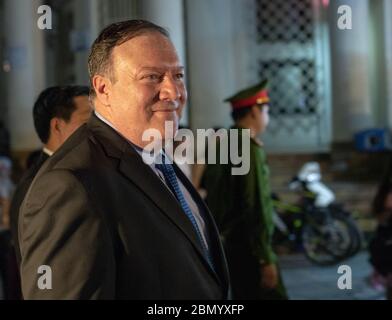 Sekretär Pompeo macht einen Rundgang in Hanoi US-Außenminister Michael R. Pompeo macht einen Rundgang durch Hanoi mit US-Botschafter in Vietnam Daniel J. Kritenbrink am 8. Juli 2018 in Hanoi, Vietnam. Stockfoto