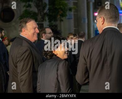 Sekretär Pompeo macht einen Rundgang in Hanoi US-Außenminister Michael R. Pompeo macht einen Rundgang durch Hanoi mit US-Botschafter in Vietnam Daniel J. Kritenbrink am 8. Juli 2018 in Hanoi, Vietnam. Stockfoto