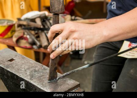 Puyallup, Washington, USA. Schmiede, die ein Blatt Muster auf einem heißen Eisen. Stockfoto