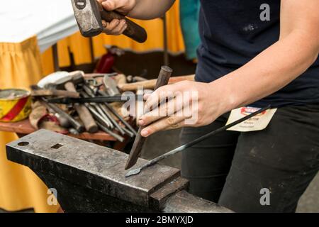 Puyallup, Washington, USA. Schmiede, die ein Blatt Muster auf einem heißen Eisen. Stockfoto