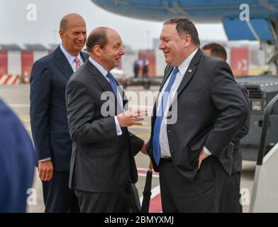 Der US-Außenminister Michael R. Pompeo trifft sich mit dem US-Botschafter in Belgien Ronald Gidwitz bei seiner Ankunft am 10. Juli 2018 in Brüssel, Belgien, um wichtige diplomatische Fragen zu erörtern. Stockfoto