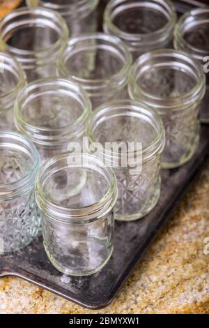 Gläser für die Marmelade In zu warmen für gekochte Marmelade gehalten und gewaschen werden, oder nur für die gefriertruhe Jam gewaschen Stockfoto