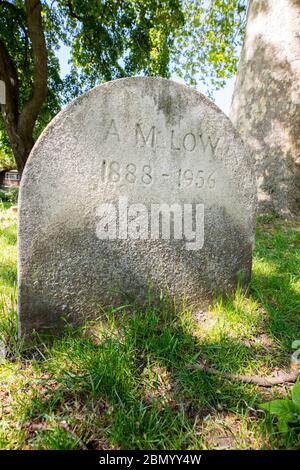 Grab von A.M. (Archibald Montgomery) Low in Brompton Cemetery, Kensington, London; einer der 'Magnificent Seven' Londoner Friedhöfe, erbaut 1840. Stockfoto