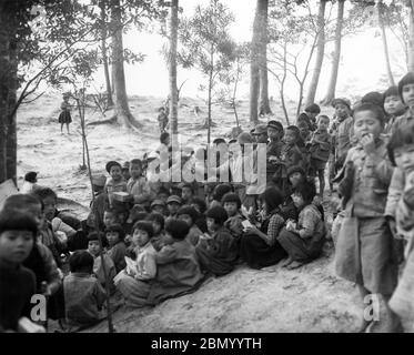 [ 1946 Japan - Outdoor-Klasse in Okinawa ] - Okinawan Grundschüler bei einer Open-Air-Klasse in Hentona (辺土名), Okinawa, 1946 (Showa 21). Silberdruck mit Gelatine aus dem 20. Jahrhundert. Stockfoto