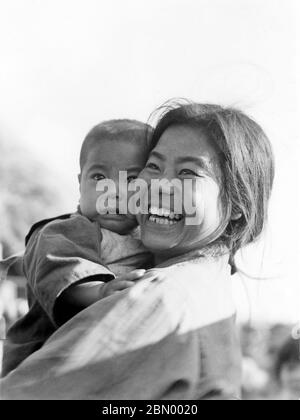 [ 1946 Japan - Mutter und Kind ] - lächelnde Okinawan Mutter und Kind, 1946 (Showa 21). Silberdruck mit Gelatine aus dem 20. Jahrhundert. Stockfoto