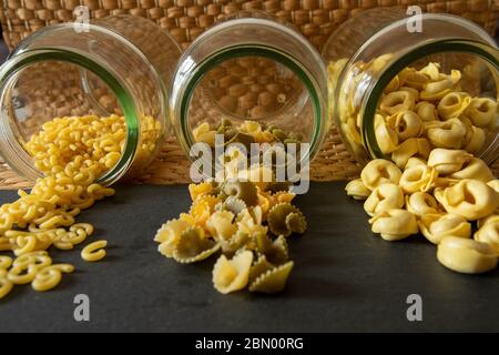 botes de Cristal con Pasta alimentaria Stockfoto