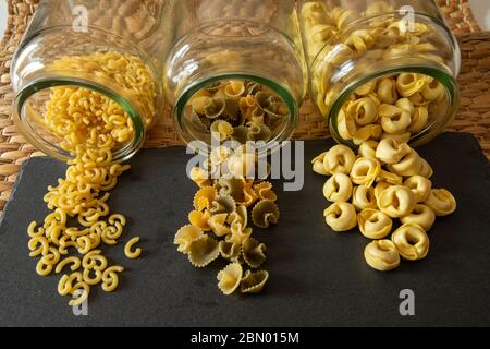 botes de Cristal con Pasta alimentaria Stockfoto