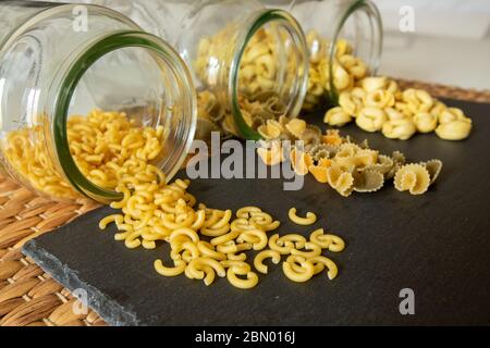 botes de Cristal con Pasta alimentaria Stockfoto