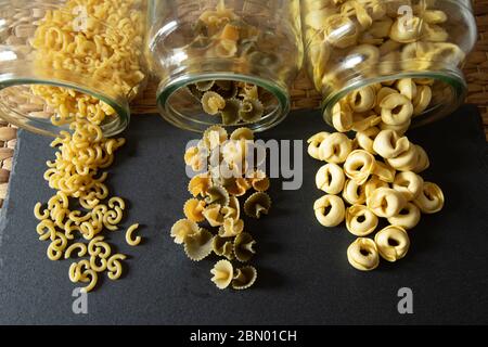 botes de Cristal con Pasta alimentaria Stockfoto