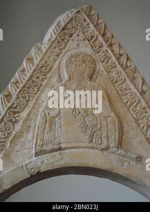 Giebel mit Figur der Madonna. Von Biskupija, bei Knin. 11. Jahrhundert. Kroatien. Detail. Museum der kroatischen archäologischen Denkmäler, Split, Kroatien. Stockfoto