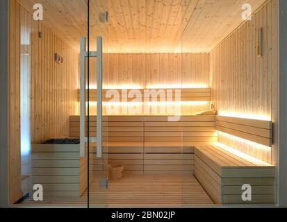 Vorderansicht des leeren finnischen Saunabereimes. Modernes Interieur aus Holz Spa-Kabine mit trockenem Dampf Stockfoto