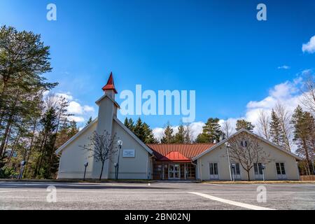 Schönes hellgelbes Holzgebäude der Kirche Jesu Christi der Heiligen der Letzten Tage in Umea, Nordschweden. Vorderseite mit Eingangstüren Stockfoto