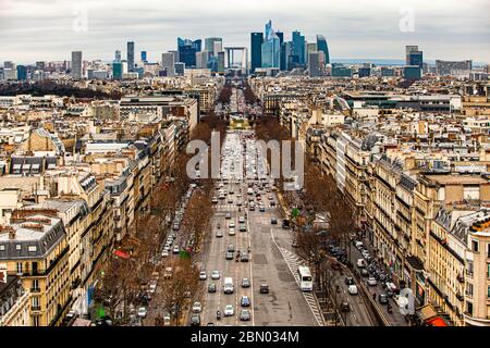 Stadtbild von Paris vom Triumphbogen aus gesehen Étoile Stockfoto