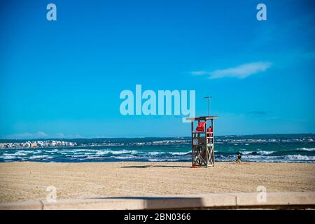 Palma De Mallorca, Spanien. Mai 2020. PALMA DE MALLORCA, SPANIEN - MAI 10 2020: Life Guard Tower an der Playa de Palma at - Mallorca während der Corona Sperre am 10. Mai 2020 in Palma de Mallorca, . (Foto von Thomas Reiner/ESPA-Images) Quelle: Europäische Sportfotoagentur/Alamy Live News Stockfoto