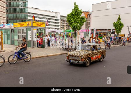 Der Oldtimer Trabant der DDR in Berlin Stockfoto