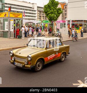 Der Oldtimer Trabant der DDR in Berlin Stockfoto