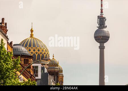 Synagoge und Fernsehturm in Berlin, Deutschland Stockfoto