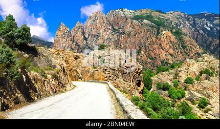 Biegestraßen in hohen Bergen der schönen Insel Korsika, Frankreich. Stockfoto