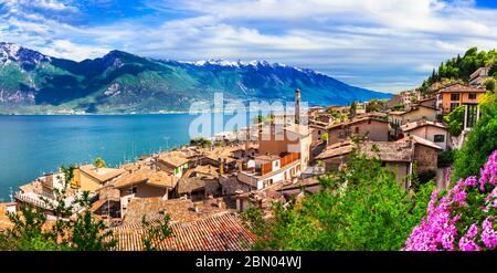 Wunderbarer See von Italien Lago di Garda. Schöne Panoramasicht mit Limone sul Garda Dorf und Bergen Stockfoto