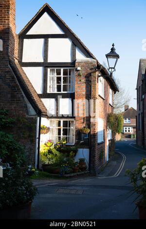 Ein Blockhaus mit Fachwerk und Backstein an der engen Talbot Lane im Zentrum der Marktstadt Horsham, West Sussex, Großbritannien Stockfoto