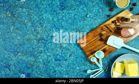 Backen flat legen kreative Zusammensetzung Draufsicht für Schokolade Rezepte einschließlich Eier, Mehl, Butter und Gewürze, mit Kochzubehör auf vintage Textu Stockfoto