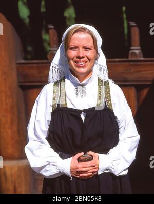 Tourguide in Nationalkostüm, Norwegisches Volksmuseum (Norsk Folkemuseum), Bygdoy, Oslo, Königreich Norwegen Stockfoto