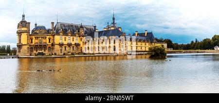 Schöne Schlösser und historische Denkmäler von Frankreich - Königliches Chateau de Chantilly Stockfoto