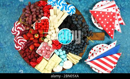 Patriotische Charcuterie Dessert Weideplatte mit Obst, Schokolade und Süßigkeiten für die Unabhängigkeit und nationalen Feiertag Feiern für Länder, die ha Stockfoto