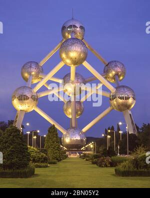 Das Atomium in der Dämmerung vom Heysel Park, Heysel, Brüssel, Belgien Stockfoto