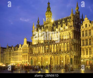 Das Brüsseler Stadtmuseum in der Abenddämmerung, der Grand Place (Grote Markt), Bruxelles-Ville, Brüssel, Königreich Belgien Stockfoto