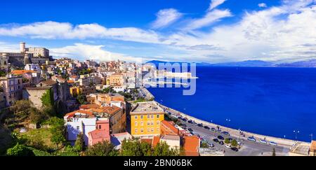 Gaeta - schöne Küstenstadt in der Region Latium. Stadtbild mit mittelalterlichen Burg und das Meer. Stockfoto