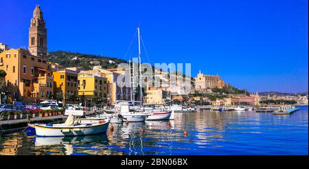 Blick auf die schöne Küstenstadt Gaeta. Und landschaftlich schöne Marine mit Fischerbooten. Wahrzeichen von Italien, Latium Stockfoto