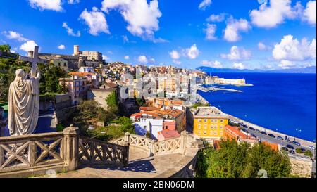 Blick auf die schöne Küstenstadt Gaeta. Und aragonesischen mittelalterlichen Burg. Wahrzeichen von Italien, Latium Stockfoto