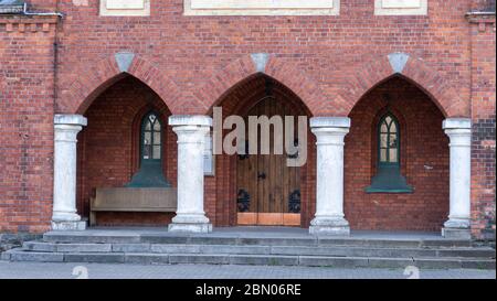 Kirche der Evangelisch-Lutherischen Heiligen Dreifaltigkeit in Rezekne. Sonniger Frühling Stockfoto