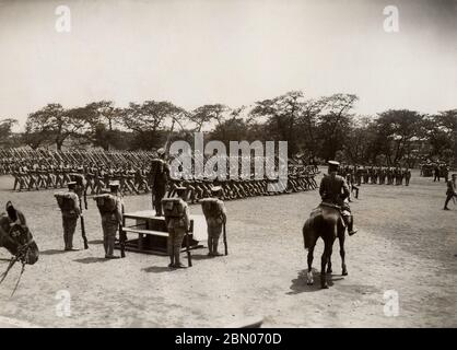 [ 1930er Jahre Japan - Imperial Japanese Army Truppe Rückblick ] - Rückblick auf die Truppen der 1. Division der Kaiserlichen Japanischen Armee (第1師団, Dai-ichi shidan) durch ihren kommandierenden Offizier Generalleutnant Kyosuke Kawamura (河村恭輔中将, 1883–1950) vor ihrer Abreise nach der Mandschurei, 1936 (Showa 11). Die Beamten dieser Abteilung waren in den Putschversuch vom 26. Februar 1936, bekannt als der Vorfall vom 26. Februar (二・二六事件, Niniroku Jiken), verwickelt. Silberdruck mit Gelatine aus dem 20. Jahrhundert. Stockfoto